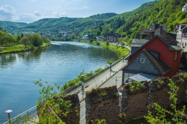 Komedi. Rhineland-Palatinate, Almanya 'da Moselle Nehri' nde küçük bir şehir..