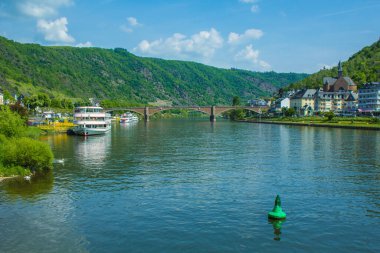 Komedi. Rhineland-Palatinate, Almanya 'da Moselle Nehri' nde küçük bir şehir..