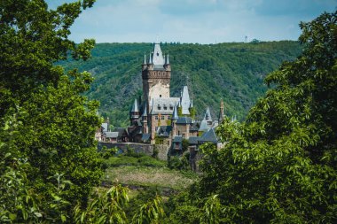 Cochem imparatorluk kalesi, Almanya 'nın Rhineland-Palatinate eyaletinde Moselle nehrinde yer alan küçük resimli bir şehir.