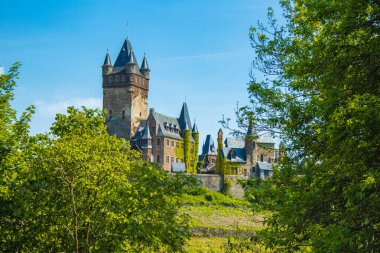 Cochem imparatorluk kalesi, Almanya 'nın Rhineland-Palatinate eyaletinde Moselle nehrinde yer alan küçük resimli bir şehir.