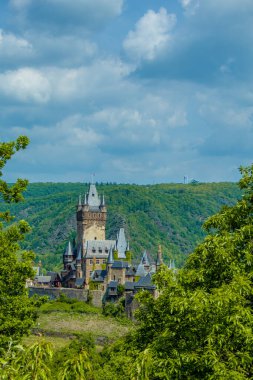 Cochem imparatorluk kalesi, Almanya 'nın Rhineland-Palatinate eyaletinde Moselle nehrinde yer alan küçük resimli bir şehir.