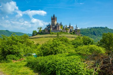 Cochem imparatorluk kalesi, Almanya 'nın Rhineland-Palatinate eyaletinde Moselle nehrinde yer alan küçük resimli bir şehir.