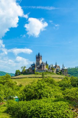 Cochem imparatorluk kalesi, Almanya 'nın Rhineland-Palatinate eyaletinde Moselle nehrinde yer alan küçük resimli bir şehir.