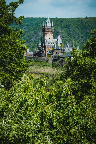 Cochem imparatorluk kalesi, Almanya 'nın Rhineland-Palatinate eyaletinde Moselle nehrinde yer alan küçük resimli bir şehir.