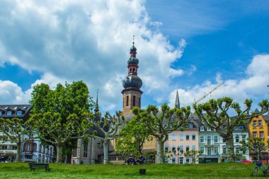 COCHEM, ALMANY - 23 Mayıs 2019: ünlü renkli evleri ile pitoresk kasaba komedisi manzarası. Cochem, Almanya 'nın Rhineland-Palatinate eyaletinde yer alan bir şehirdir..