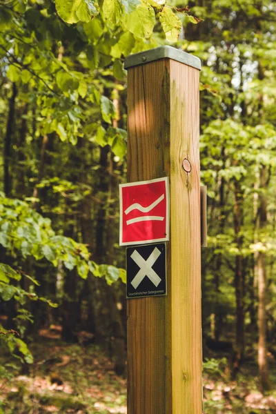 Señal Guía Dirección Señal Roja Muestra Camino Rothaarsteig Las Montañas —  Fotos de Stock