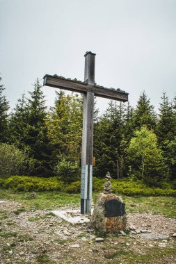 Zirve Langenberg 'in tepesinden geçiyor. Rothaar Dağları ve Kuzey Ren-Vestfalya eyaletinde yer alan bir dağdır.