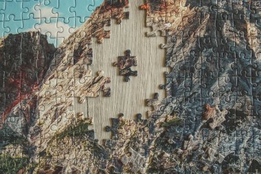 Yapboz. Renkli yapboz baharatlarının yakın çekimi. Bitmemiş bulmacaya odaklı kavramsal fotoğraf