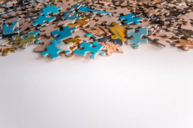 Bulmaca. Metnin ve tasarımın için yarı yapboz ve yarı beyaz kopya alanı olan arkaplan