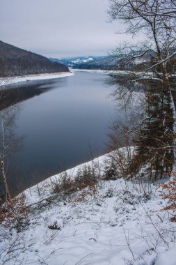 Almanya 'nın Harz Dağları Ulusal Parkı' ndaki Soesetalsperre 'de kış manzarası. Almanya 'da karlı bir hava.