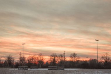 Braunschweig, Aşağı Saksonya, Almanya 'da kış manzarası. Kışın gün batımında güzel kar Westpark 'ı kapladı.