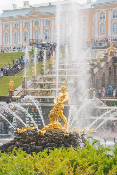 Fuente en Peterhof — Foto de Stock