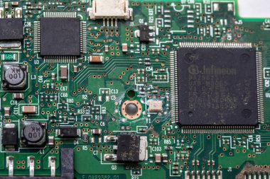 Kazan, Rusya / Mart, 25 2020: Dizüstü bilgisayarın kırık ana kartı yakın çekim / seçici odaklanma