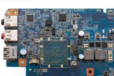 Kazan, Rusya / Mart, 25 2020: dizüstü bilgisayarın kırık anakart yakın plan bilgisayarı