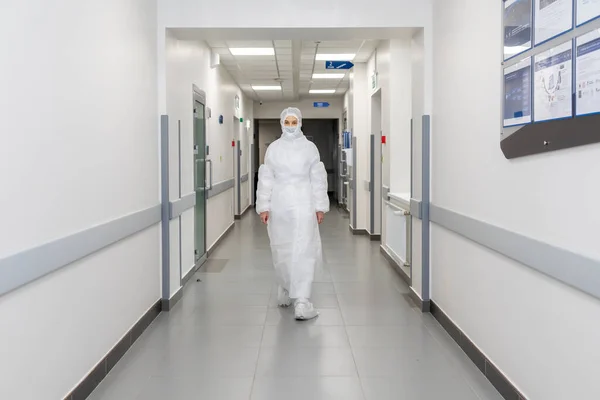 ロシア カザン 2020 コロナウイルスCovid 19流行中に病院の廊下に保護医療スーツを着た医師 ロイヤリティフリーのストック画像