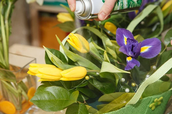 花束春の花を作る花屋の手 — ストック写真