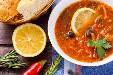 Rus ve Ukrayna geleneksel çorbası - solyanka