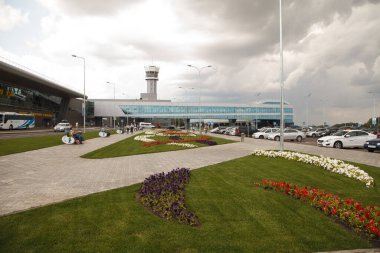 Kazan, Rusya - 13 Temmuz 2013: Dışarıdaki havaalanı ve Kazan kentinde park yeri