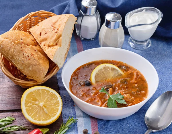 Cuisine Russe Ukrainienne Solyanka Est Une Soupe Épaisse Épicée Aigre Image En Vente