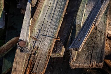 Paslı çivileri çıkmış eski tahta tahtalar.