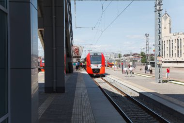 Kazan, Rusya - 13 Temmuz 2013: Kazan kentindeki havaalanındaki tren istasyonu.