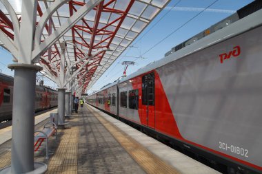 Kazan, Rusya - 13 Temmuz 2013: Kazan kentindeki havaalanındaki tren istasyonu.