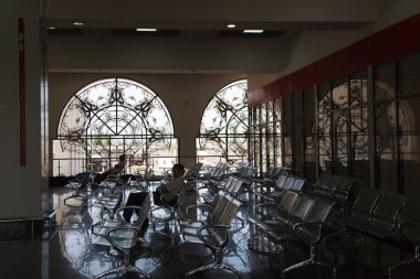 Kazan, Rusya - 13 Temmuz 2013: Kazan kentindeki havaalanındaki tren istasyonu.