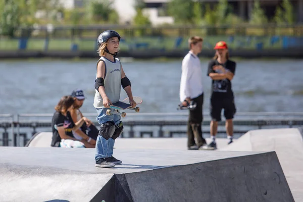 Skateboarder Springen Een Kom Van Een Skate Park — Stockfoto