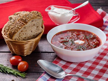 Borç çorbası, Rus ulusal kırmızı çorbası. Ekşi kremalı ve ekşili ev yapımı kırmızı borç.