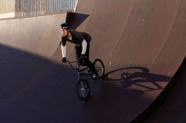 Kazan, Rusya - 11 Temmuz 2021: Bisikletçi Kazan 'daki Uram Parkı' nda Pump-track 'te gösteri yapıyor. Rusya