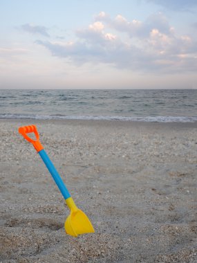 Çocuk kum sahil üzerinde kürek.