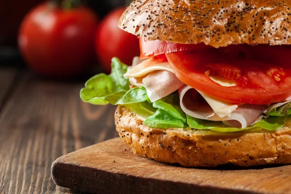 Delicioso sándwich con jamón de jamón, queso y verduras —  Fotos de Stock