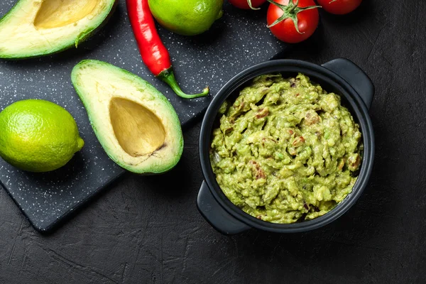 Kom met guacamole met verse ingrediënten — Stockfoto