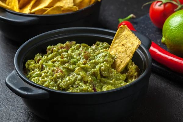 Kom met guacamole met maïs chips — Stockfoto