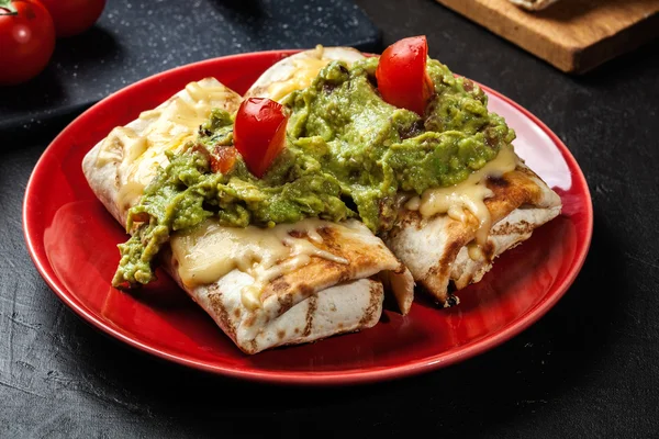 Mexikanska chimichanga med guacamole dip — Stockfoto