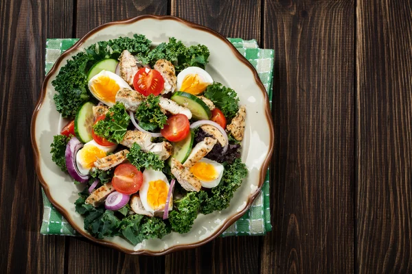 Salada fresca com frango, tomate, ovos e alface em prato — Fotografia de Stock