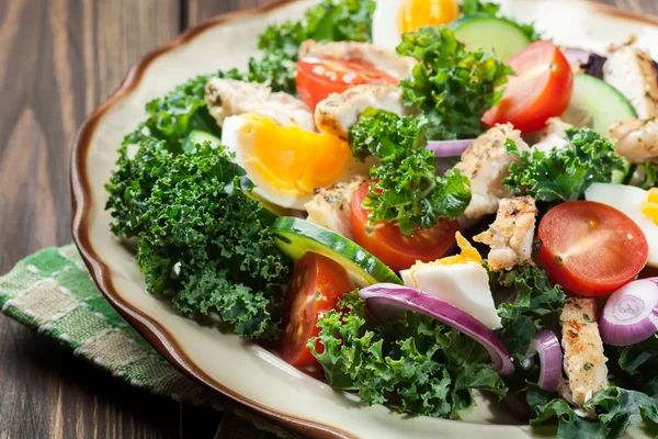 Salada fresca com frango, tomate, ovos e alface em prato — Fotografia de Stock