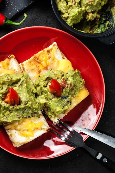 Mexicanske chimichanga med guacamole dukkert - Stock-foto