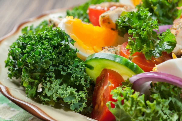 Salade fraîche avec poulet, tomates, œufs et laitue dans l'assiette — Photo