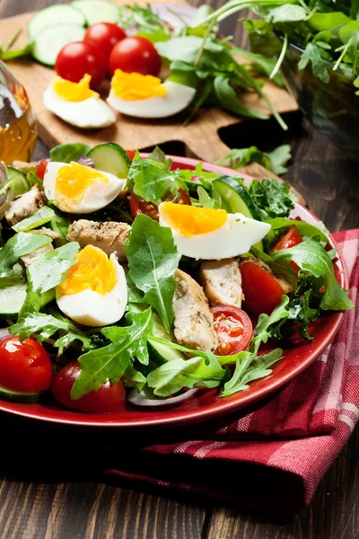 신선한 샐러드와 닭고기, 토마토, 계란, arugula 접시에 — 스톡 사진