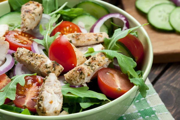 Salade fraîche avec poulet, tomates et roquette dans l'assiette — Photo