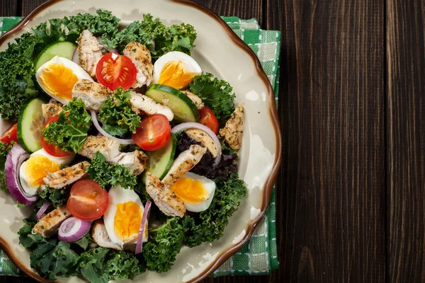 Salada fresca com frango, tomate, ovos e alface em prato — Fotografia de Stock