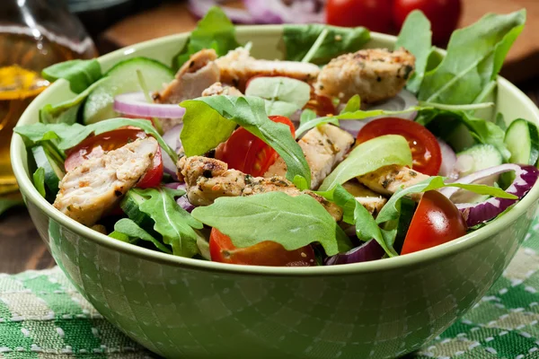 Fresh salad with chicken, tomatoes and arugula on plate — Stock Photo, Image