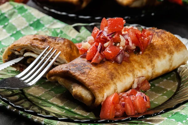 Chimichanga messicano con salsa salasa — Foto Stock