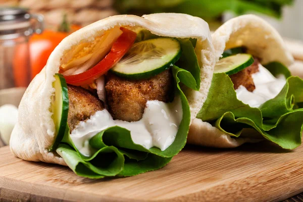 Pita bread with falafel and fresh vegetables — Stock Photo, Image