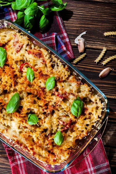 Auflauf Fusilli Pasta mit Wurst, Zucchini und Käse — Stockfoto