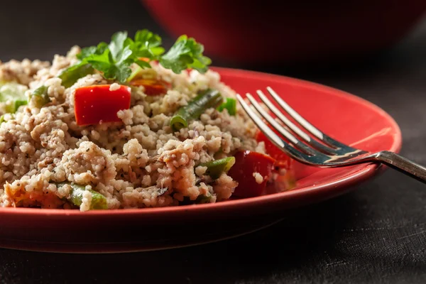 Salat Couscous mit Thunfisch, Paprika, Gurken, roten Zwiebeln und grünen Bohnen — Stockfoto