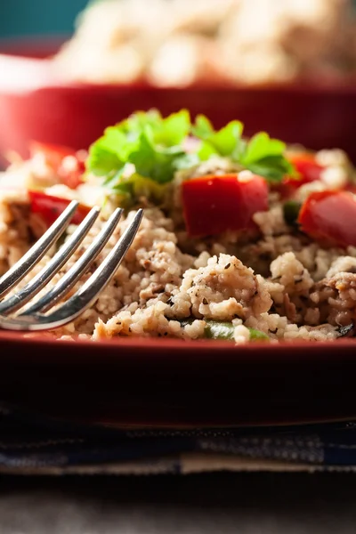 Salat Couscous mit Thunfisch, Paprika, Gurken, roten Zwiebeln und grünen Bohnen — Stockfoto