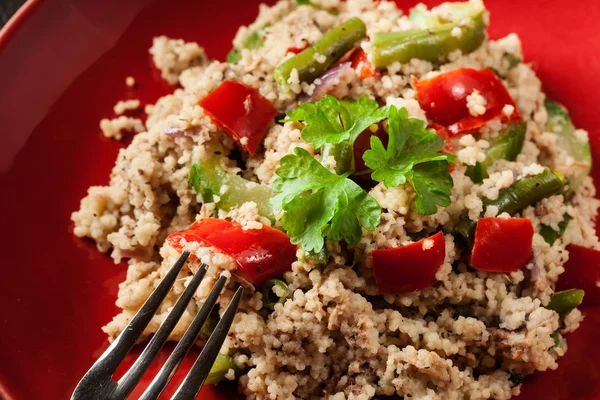 Salat Couscous mit Thunfisch, Paprika, Gurken, roten Zwiebeln und grünen Bohnen — Stockfoto