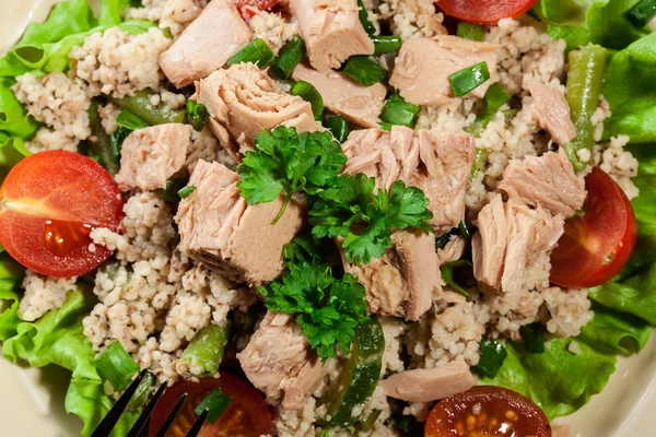 Leckerer Salat mit Couscous, Thunfisch und Gemüse — Stockfoto